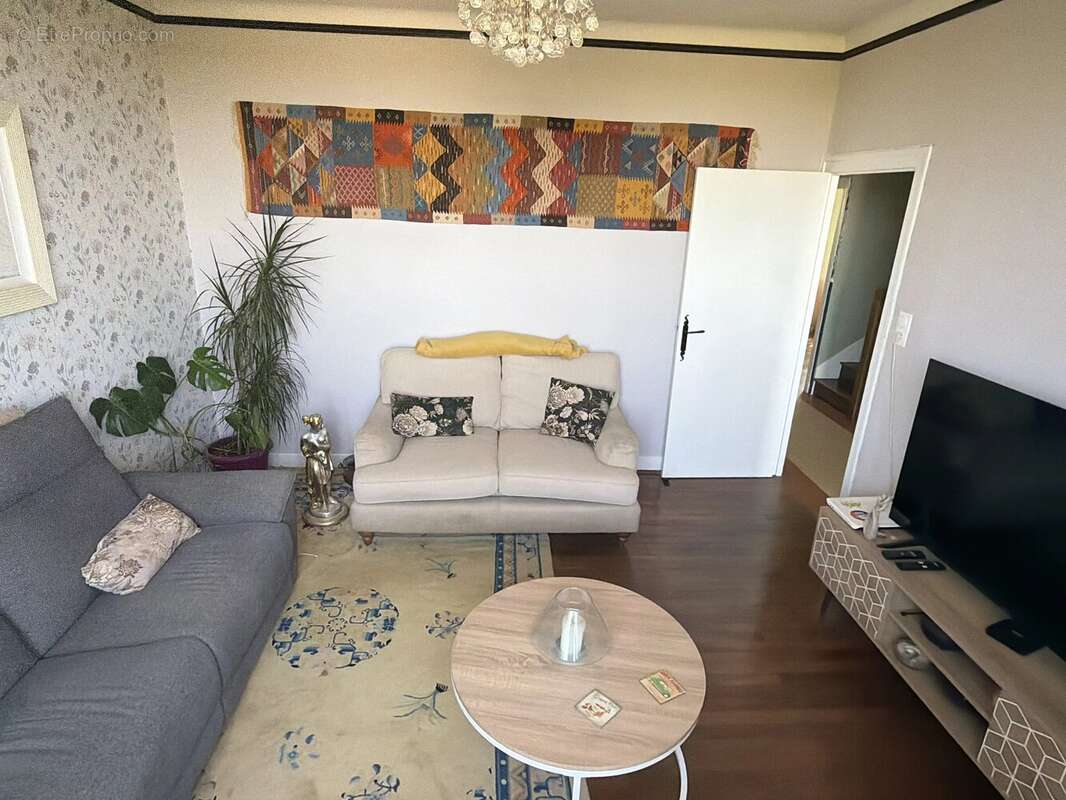 Maison individuelle rénovée de 4 chambres, située à la lisière d'une ville animée - photo 5