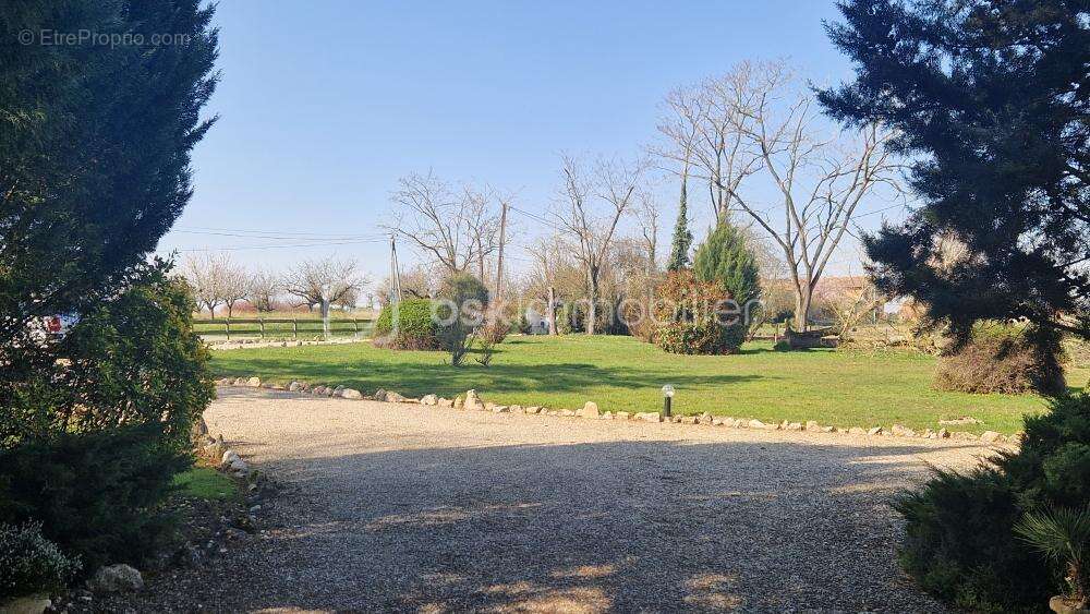 Maison plain pied - 4 chambres - veranda - grand garage - parc arbore - photo 10