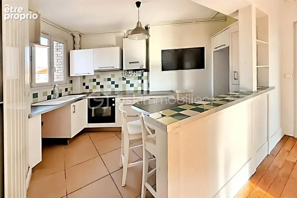 Trois pieces dernier etage, soleil, vue degagee - photo 9