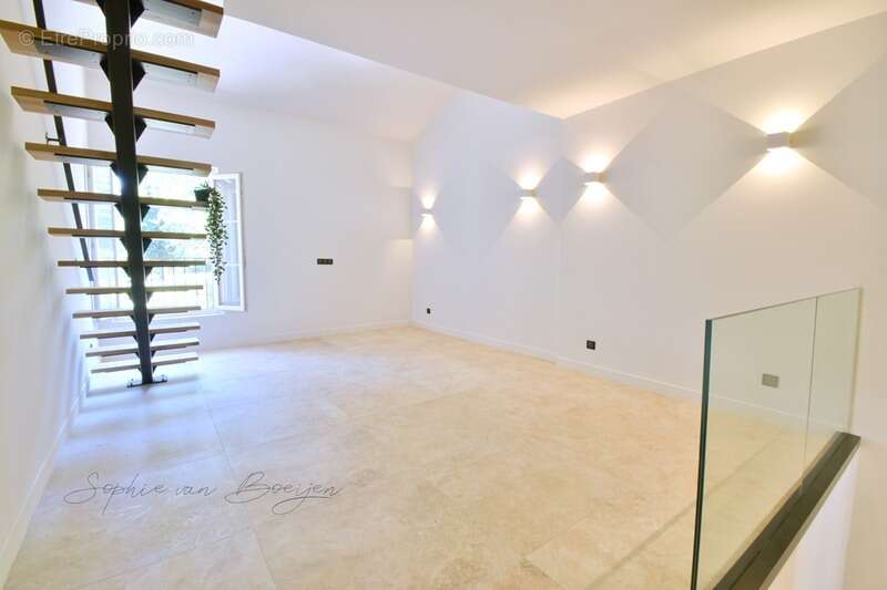 Appartement à vendre 5 pièces AIX EN PROVENCE (13) - 118 m², 3 chambres, un jardin privatif, dans parc de 5 000 m² - photo 6