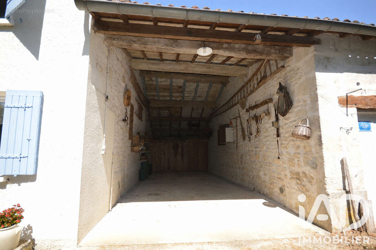 Maison 245 m² à Nieul-Les-Saintes  - photo 5