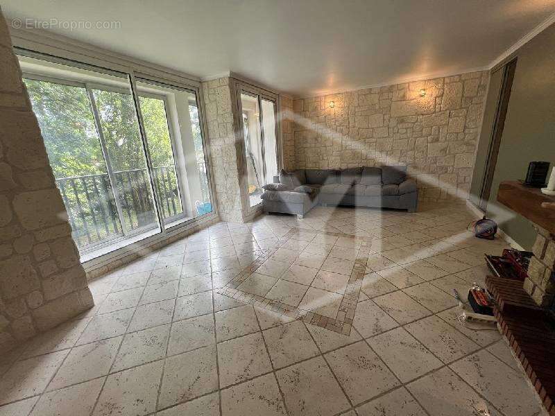 Appartement à COMBS-LA-VILLE