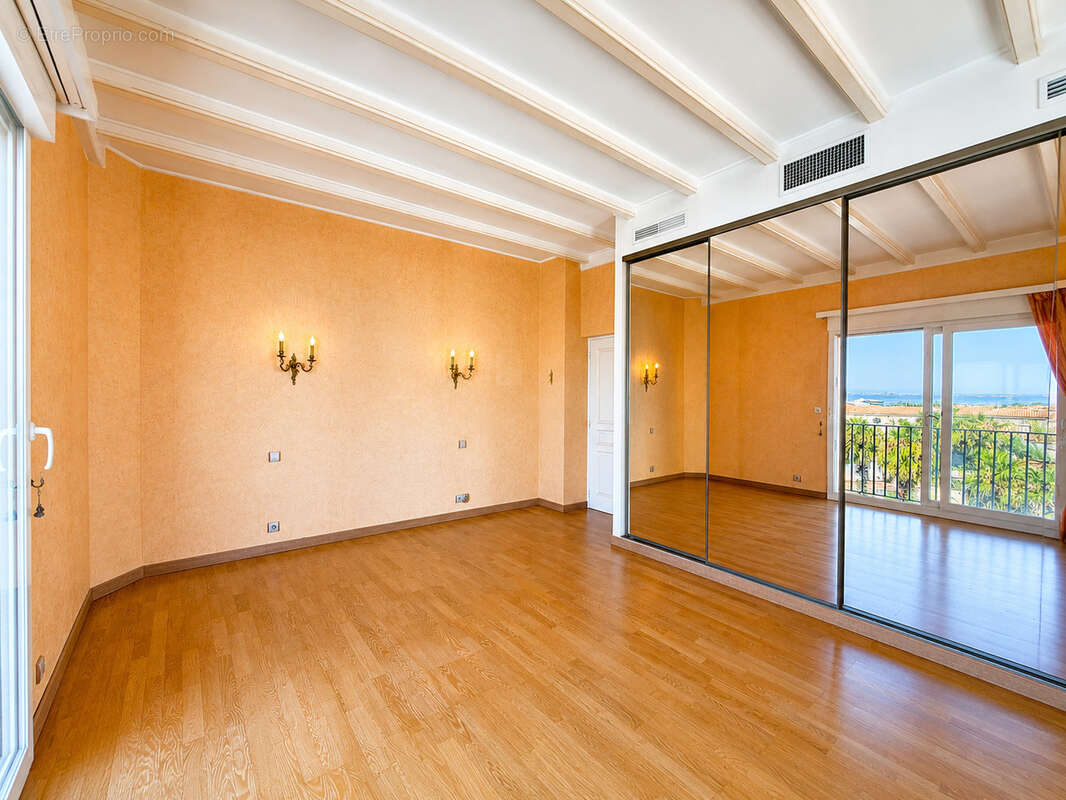 Palavas ,dernier étage privatif en vue mer panoramique , T4/5 de 182 m2 traversant   , 2 boxs privés , cellier - photo 6