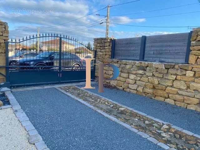 Maison à POUILLY-SOUS-CHARLIEU