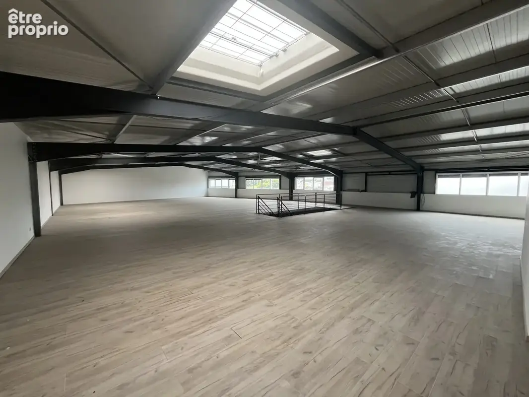 Commerce 693 m² à Saint-Priest-En-Jarez  - photo 9