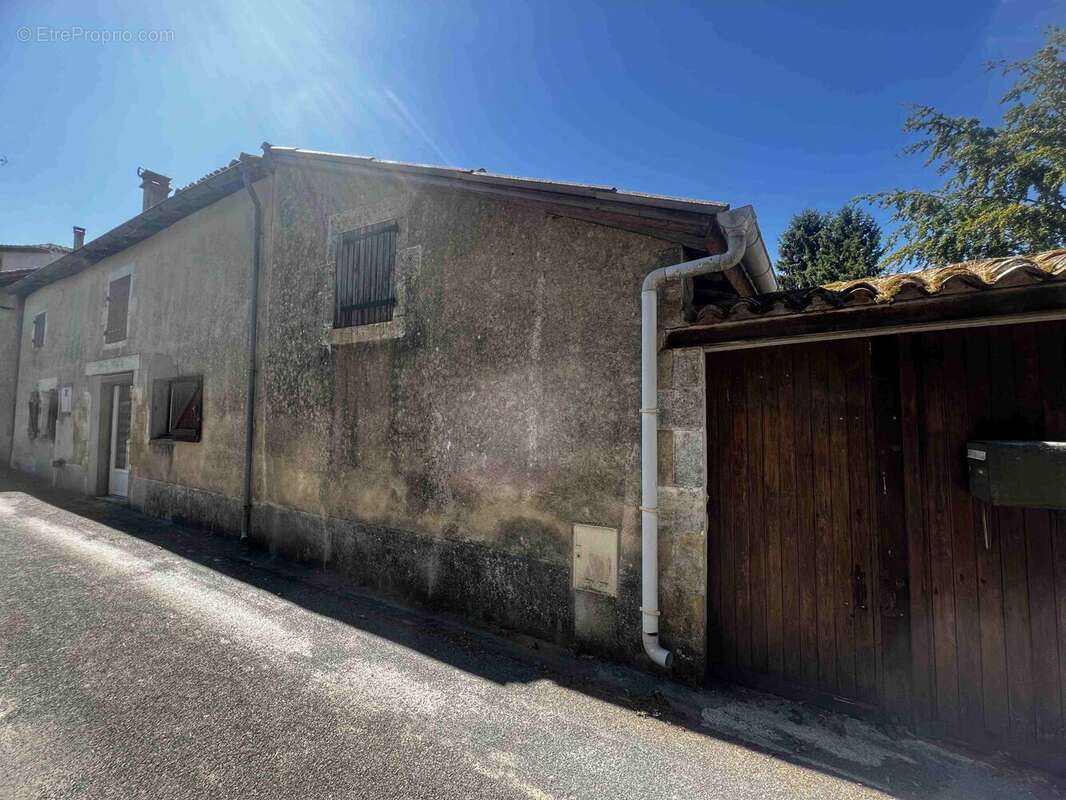 Maison 94 m² à Availles-Limouzine  - photo 2