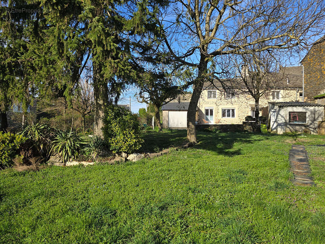 Maison + 2 Garages - Salmiech - photo 4