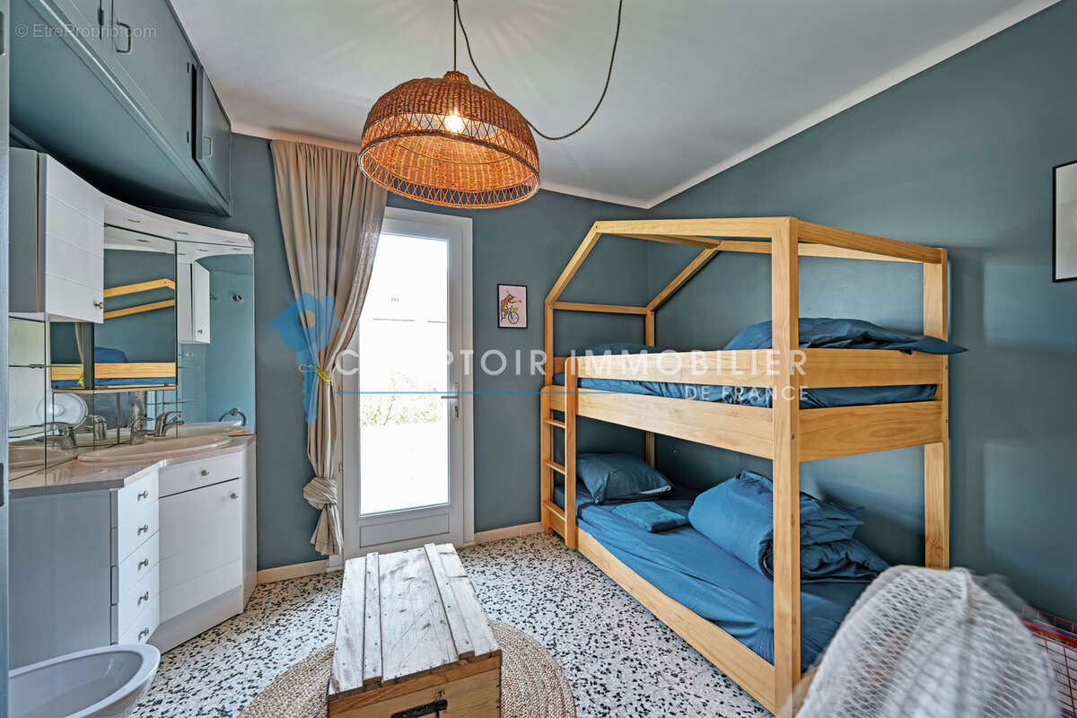 Dépt Gard (30), à vendre Le-Grau-Du-Roi 1ère Ligne Appartement F4 - Terrasse de 35m2 - Parking - Cellier - photo 7