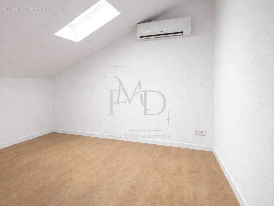 Deuxième chambre - Appartement à CHARMES