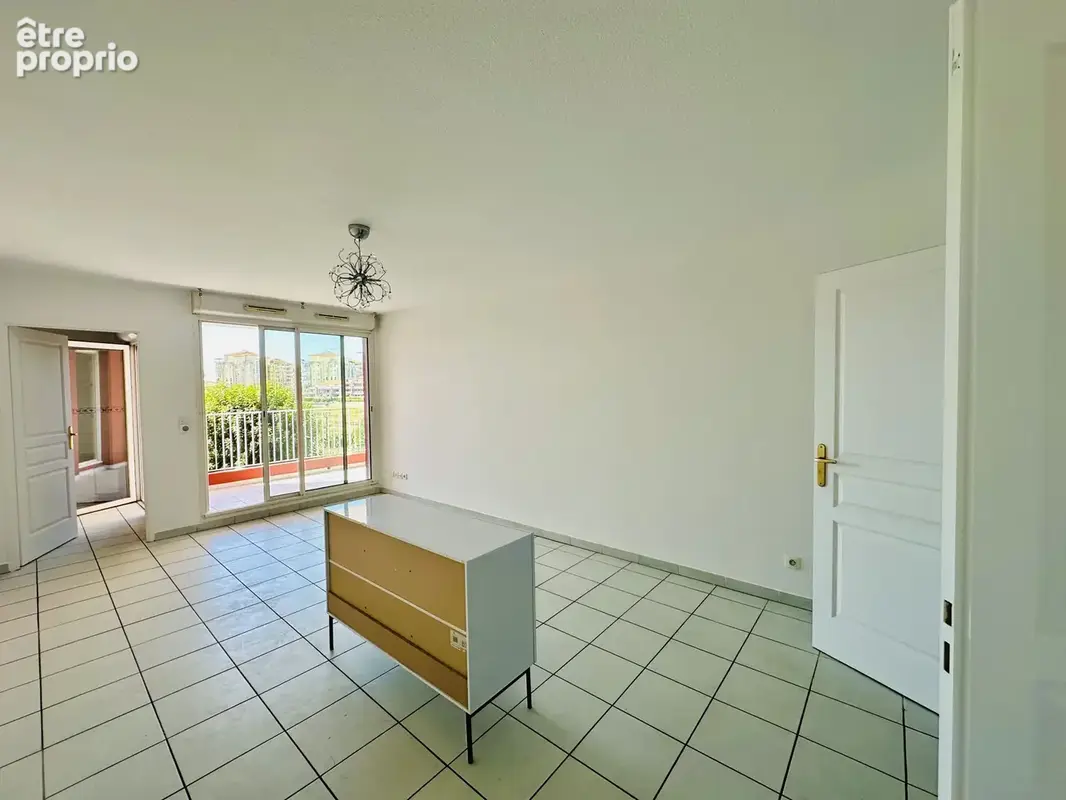 Exclusif lattes - magnifique t2 de 52m2 avec terrasse, parking et cave dans residence standing a 150m du tram - photo 3