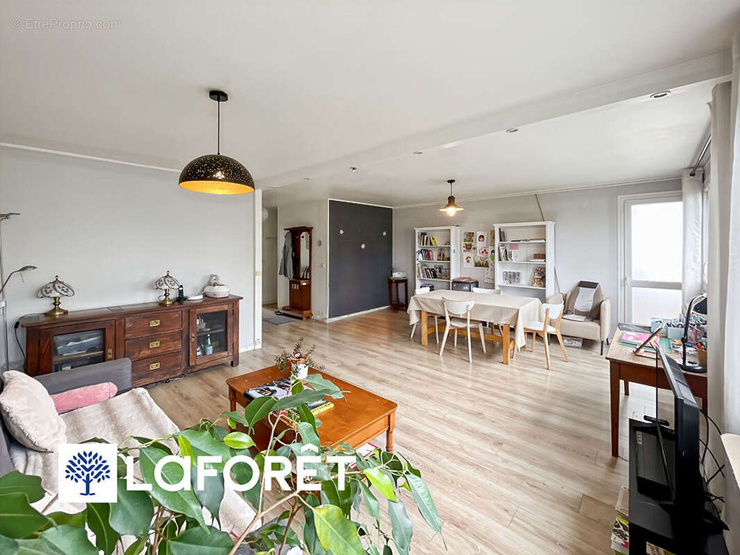 Appartement à SAINTE-GENEVIEVE-DES-BOIS