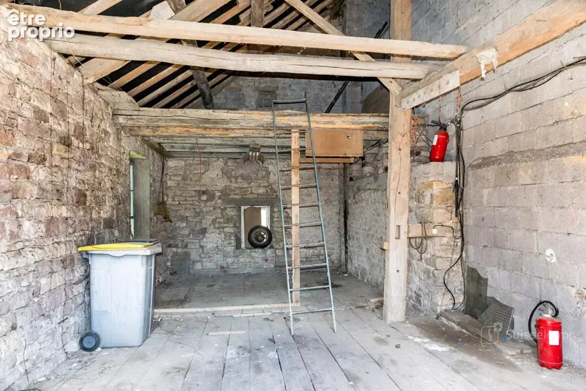 Maison à rénover avec beau potentiel sur terrain de plus de 8 ares - photo 9