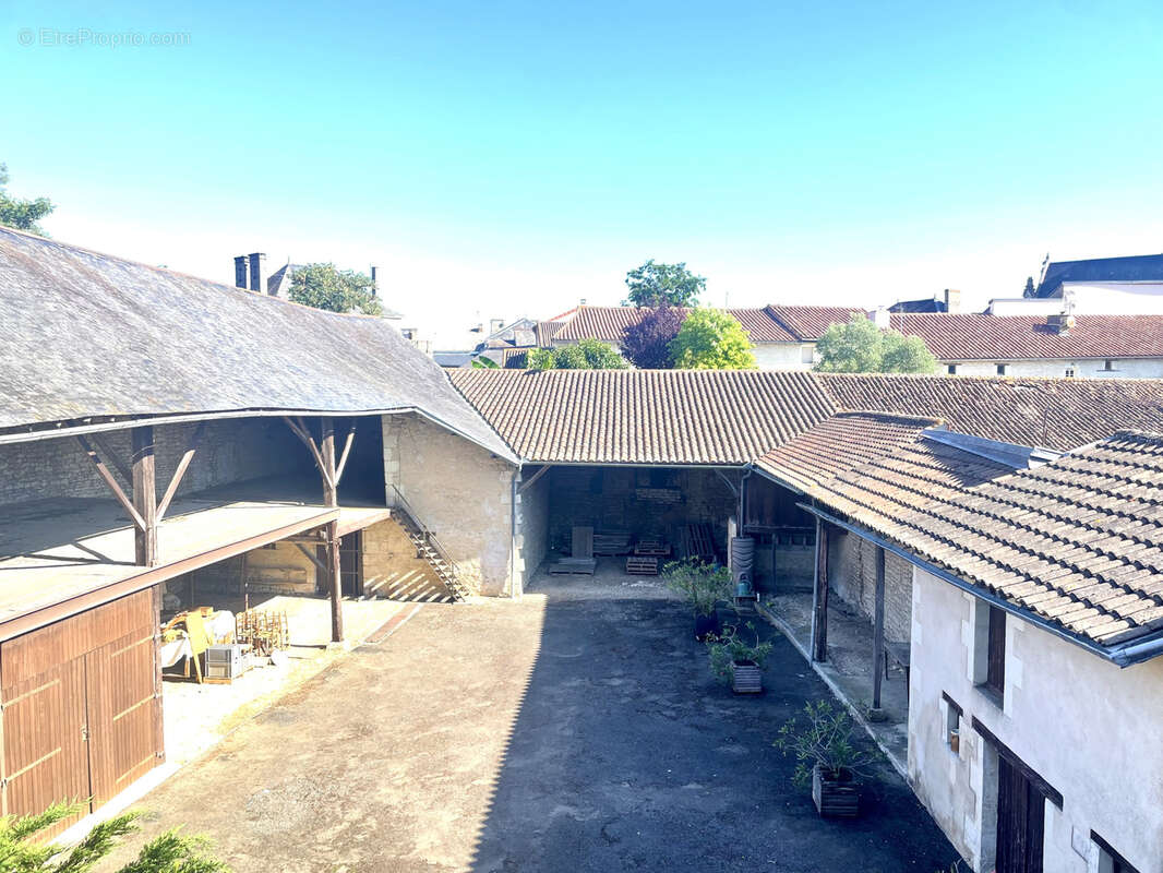 Maison de caractere avec dependances // centre bourg mirebeau - photo 4