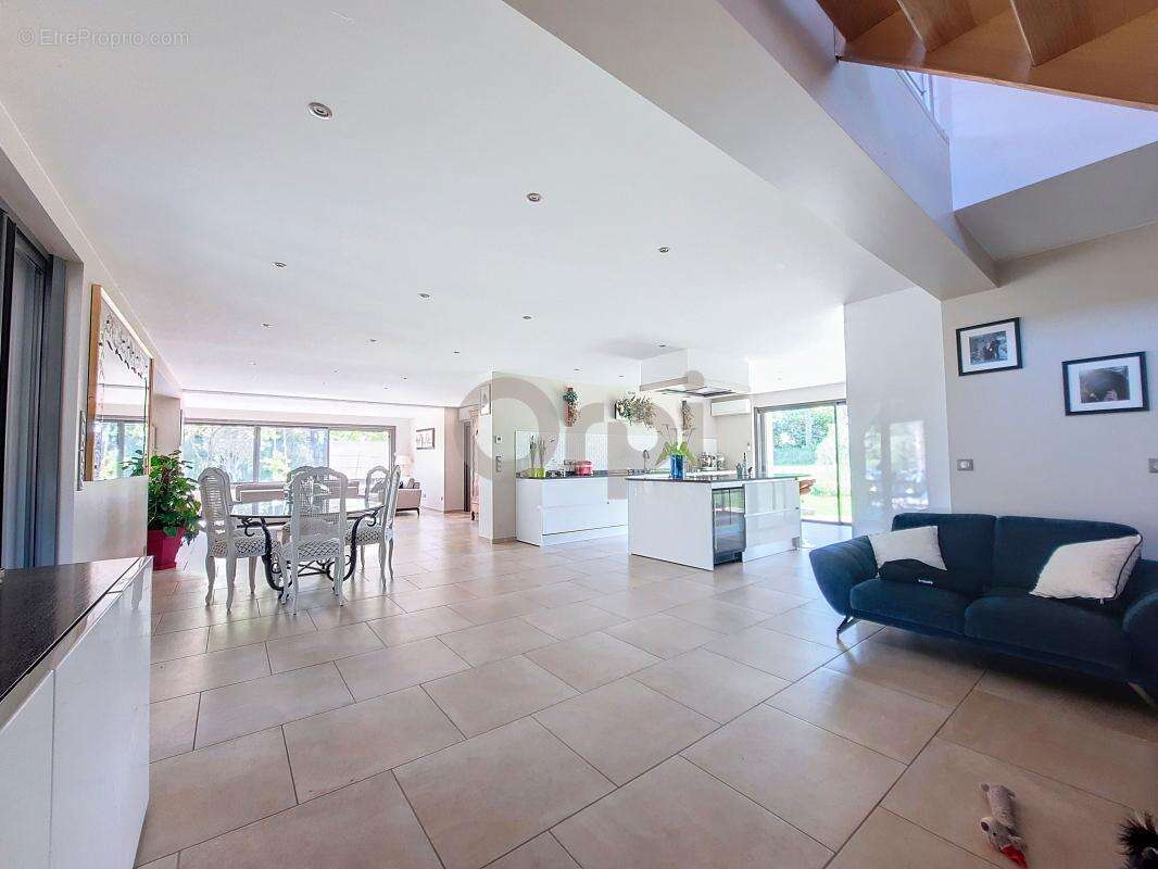 Propriété de Prestige avec Piscine spa et Terrain de tennis à Roquebrune-sur-Argens - photo 10