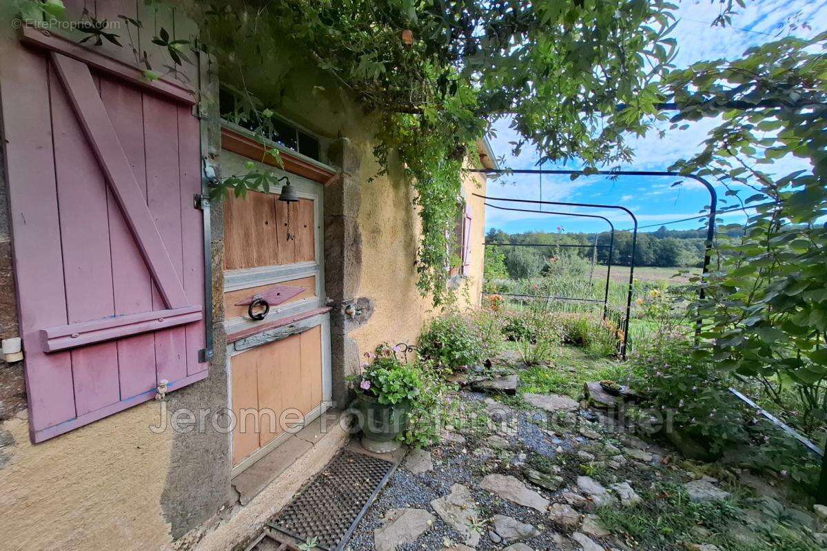 Maison à LAVAL-SUR-LUZEGE