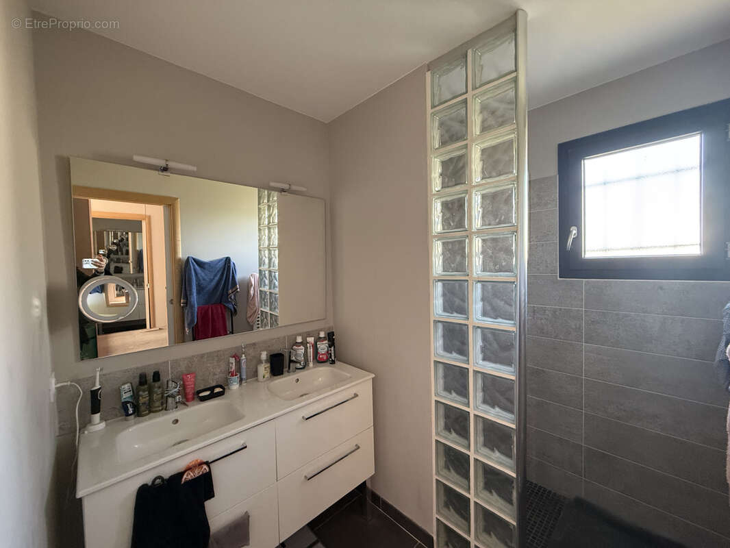 Maison à SAINT-CHAPTES