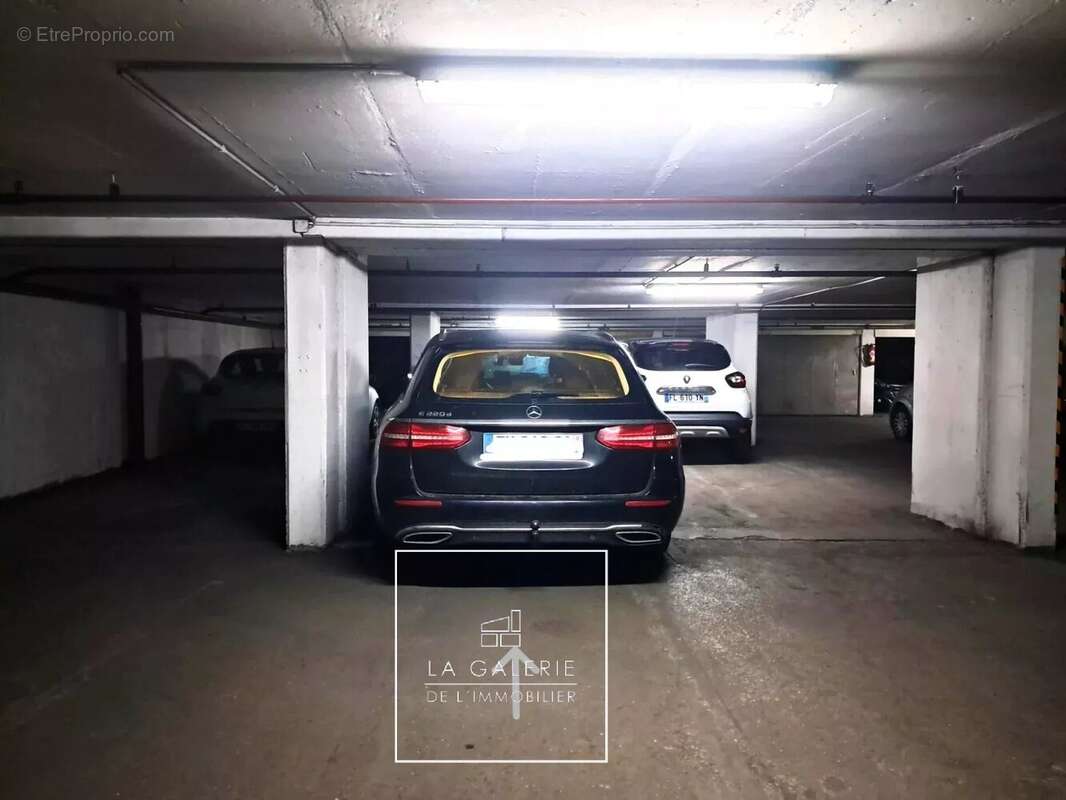Parking à PARIS-16E