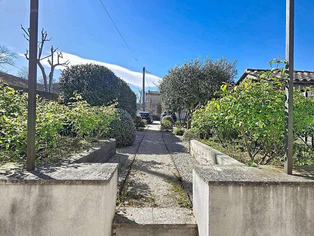 Maison de ville de caractère avec jardin et stationnements privés proche centre-ville - photo 2