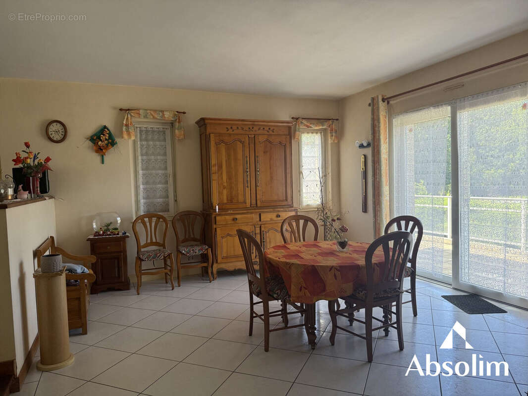 Maison 210 m² à Beaufort-En-Vallee  - photo 3