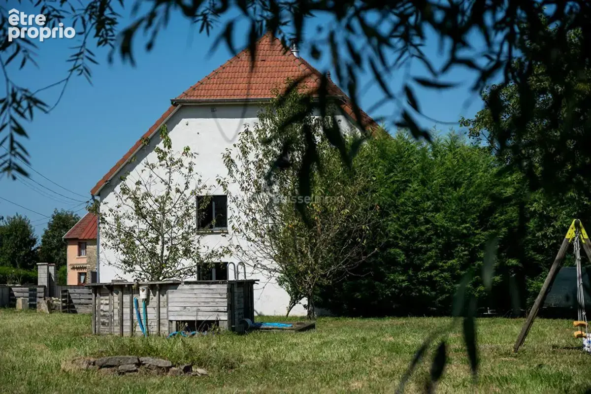 Beaux volumes pour cette maison avec agréable terrain et grande dépendance - photo 7