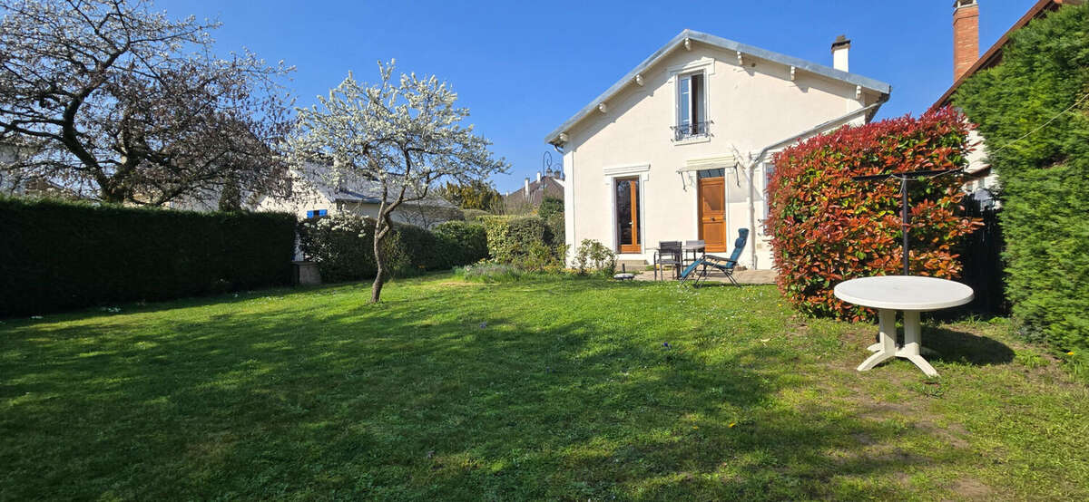 Maison à LE MESNIL-LE-ROI