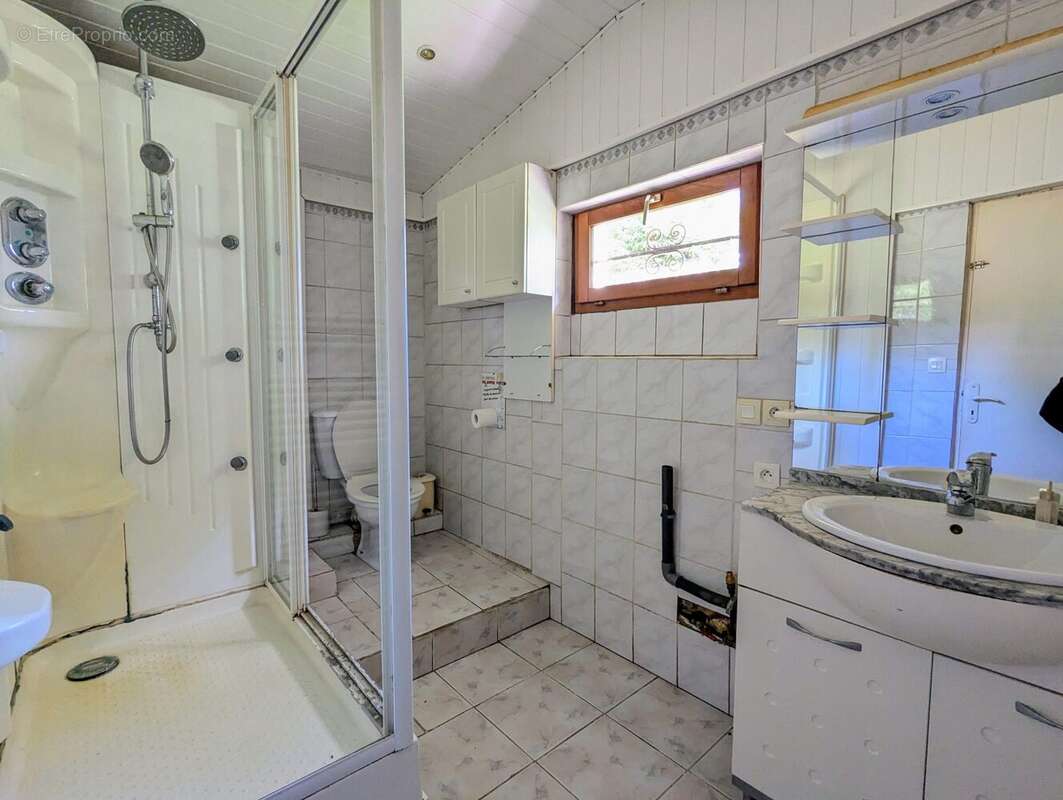 salle d'eau-WC - Maison à ISIGNY-SUR-MER