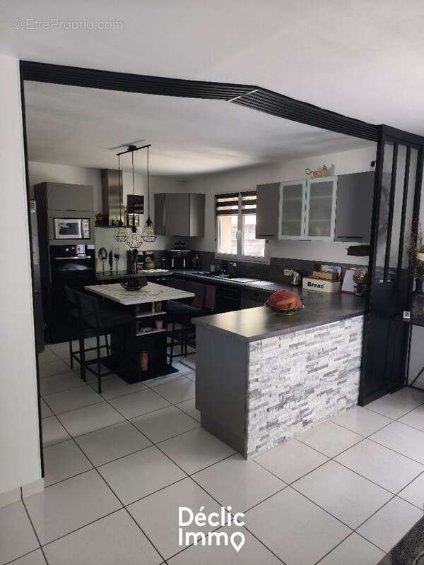 Maison plein pied - 5 chambres - Beaufou - photo 2