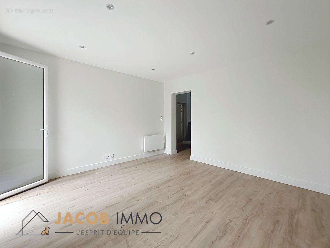T2 rénové avec stationnement - proximité immédiate du bourg - photo 4