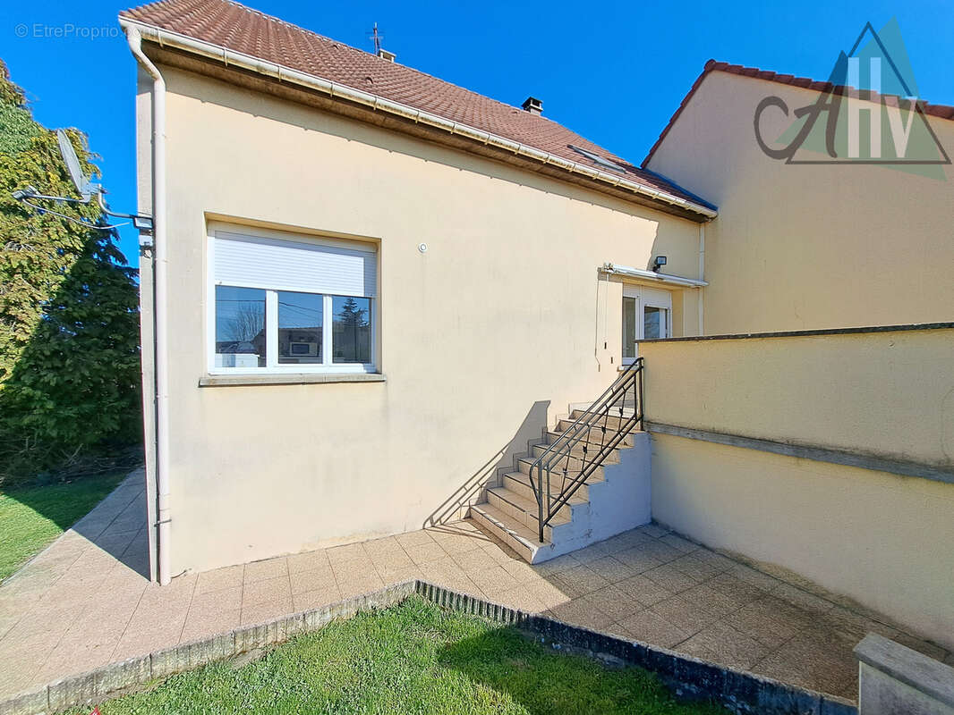 VILLEBOUGIS - Maison rénovée de 130 m2 avec 4 chambres, sous-sol et jardin. - photo 2