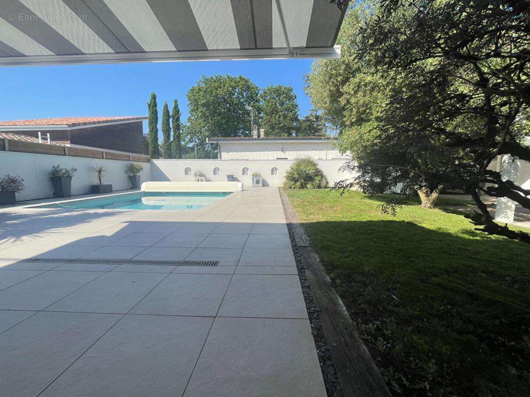 Maison Pessac 7 pièce(s) 5 CHAMBRES + BUREAU 194 m2 - photo 2