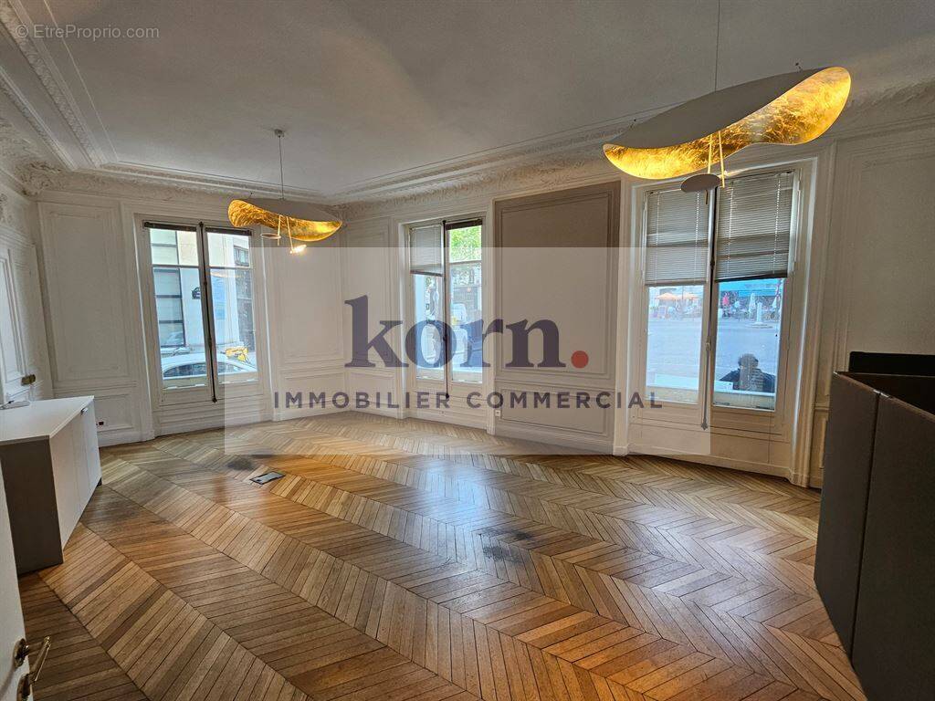 Commerce à PARIS-8E