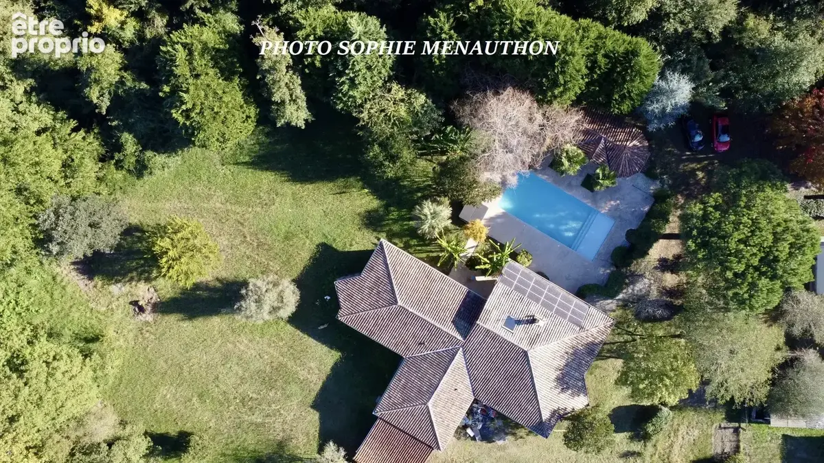 Maison T6 de 175 m² avec piscine plein sud, pool house et jacuzzi sur un terrain de 3 500 m² - photo 1