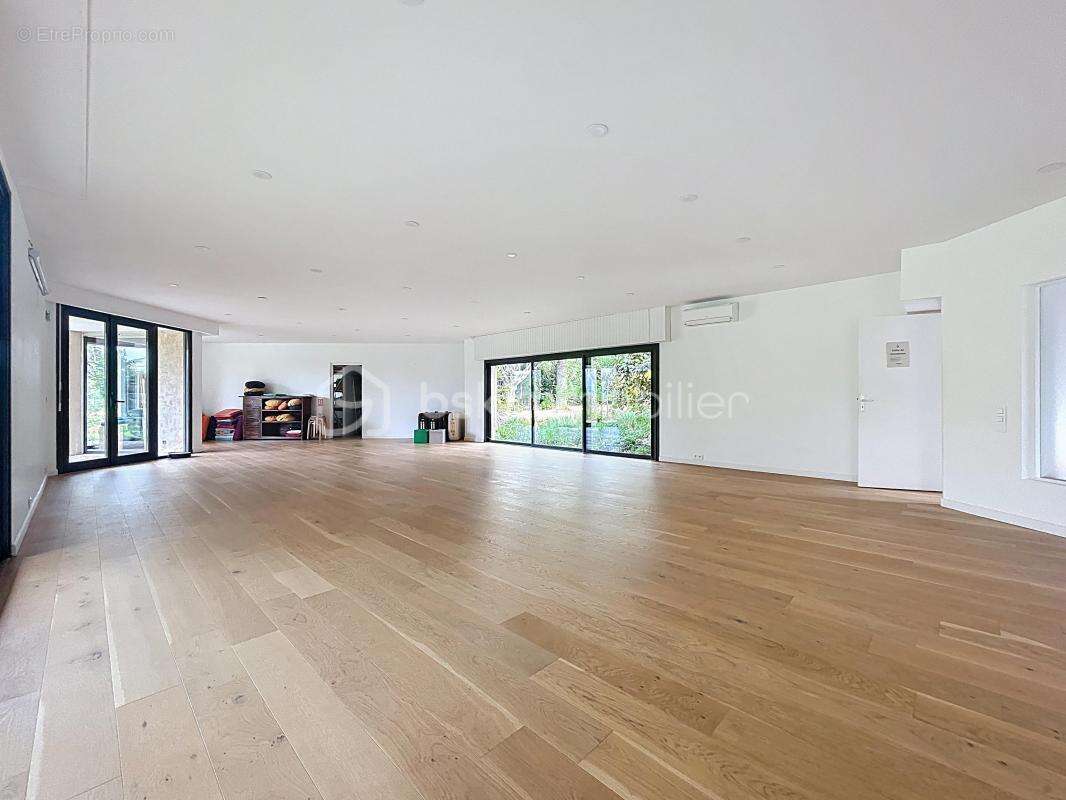 Commerce à SAINT-VALLIER-DE-THIEY