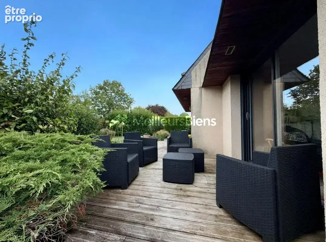 LAVAL – Pavillon de 141 m², 4 chambres, double garage et jardin sans vis-à-vis - photo 14