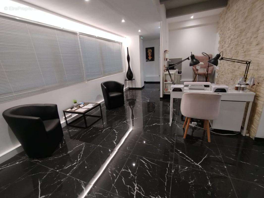 Commerce à LA GAUDE