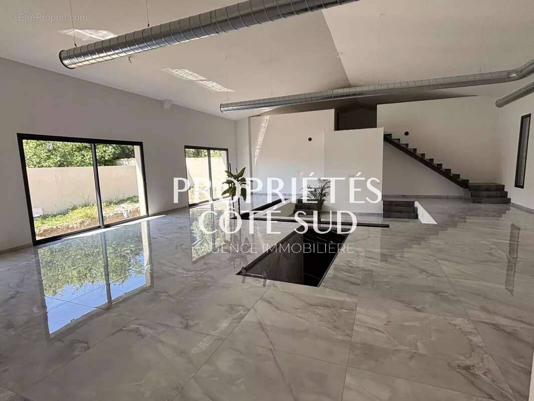 Maison à LAUDUN-L&#039;ARDOISE