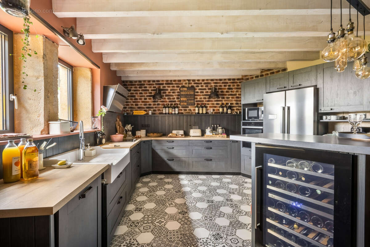 BEAUJOLAIS PIERRES DOREES, MAISON DE 233 M2 HAB, 3 chambres, bureau, terrain clos, Vue - photo 6