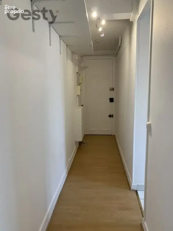 Grand studio, vue dégagée, idéalement placé - photo 6