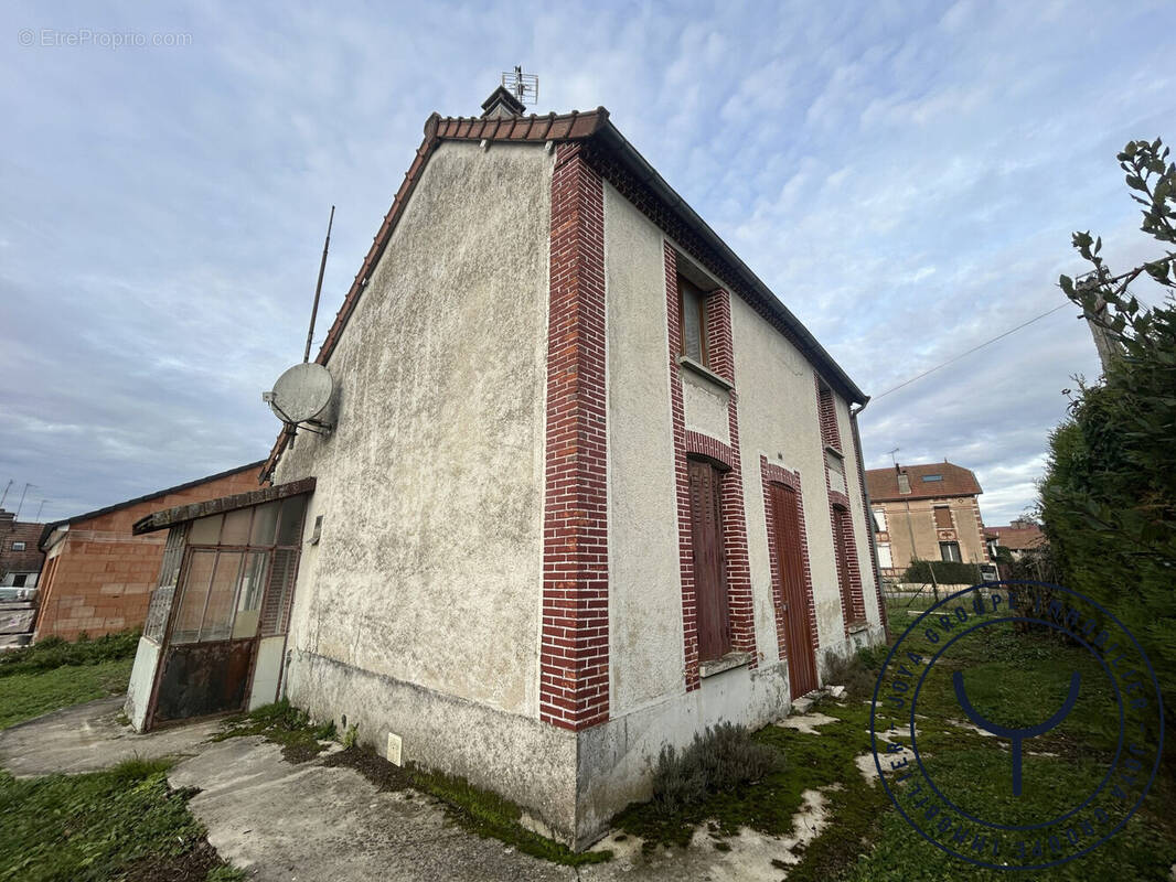 Maison à SAINT-JUST-SAUVAGE