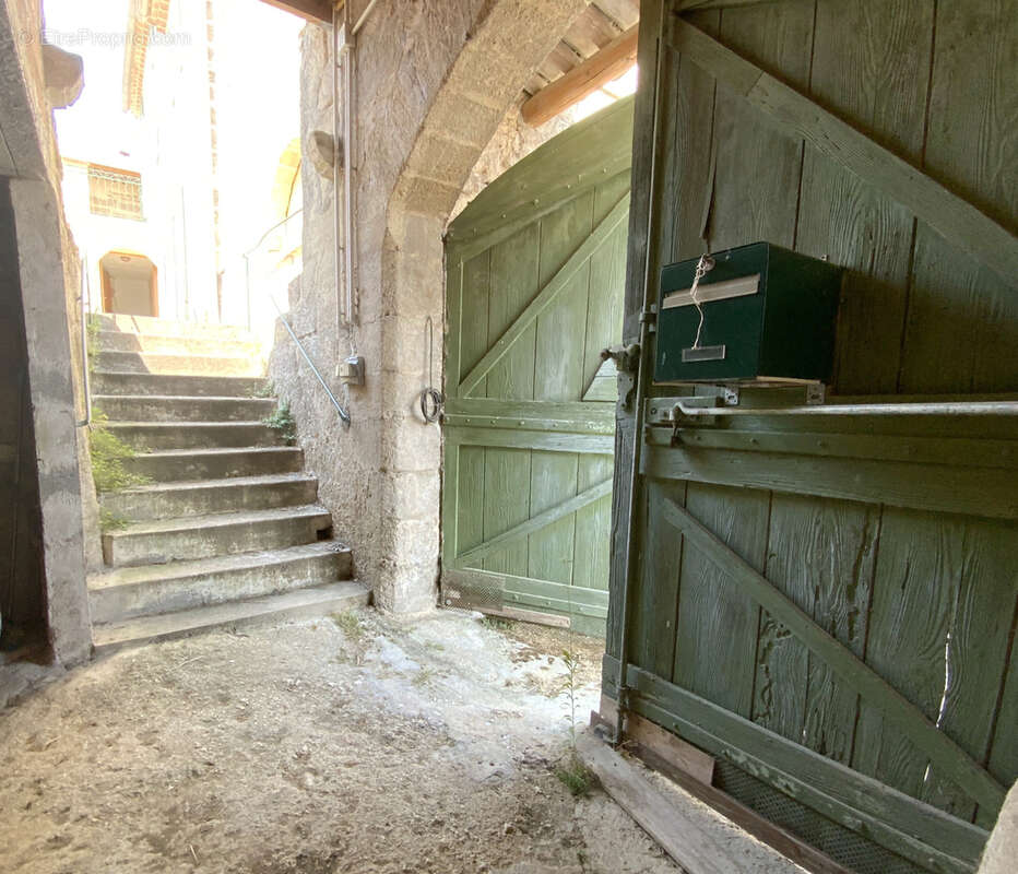 Maison en pierre à 4 km d' Uzès, jardin et grand garage. - photo 2