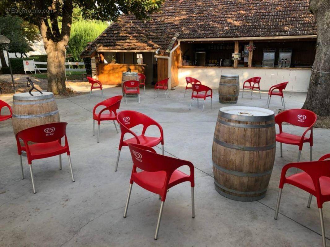 Commerce à CASTELNAU-MONTRATIER