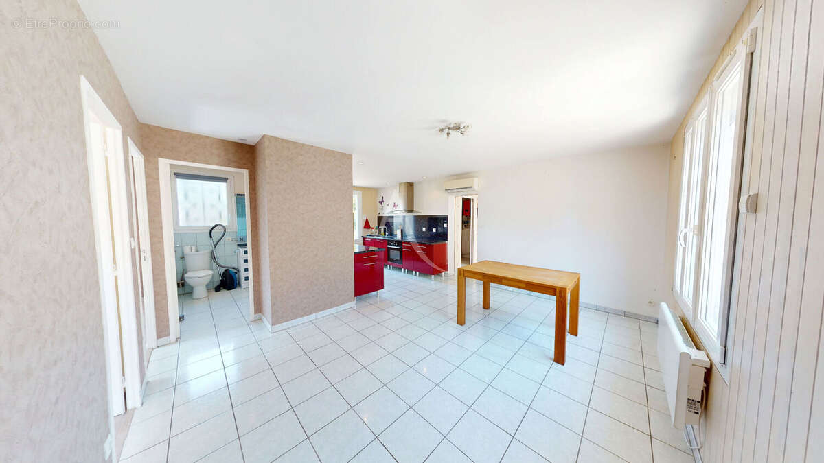 Maison de plain-pied à vendre à Saint-Jean-de-Braye, 2 chambres, garage, panneaux solaires et climatisation - photo 4
