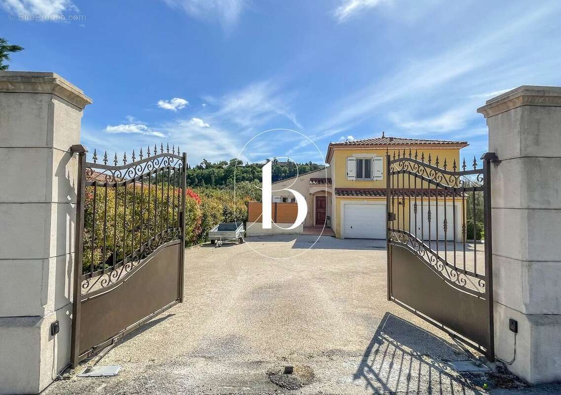 Maison à LUSSAN
