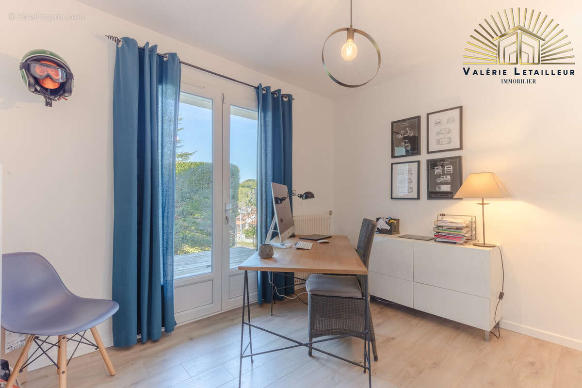 Magnifique maison de caractère développant environ 170 m2 habitables, complétés par 100 m2 de sous-sol, le tou - photo 8
