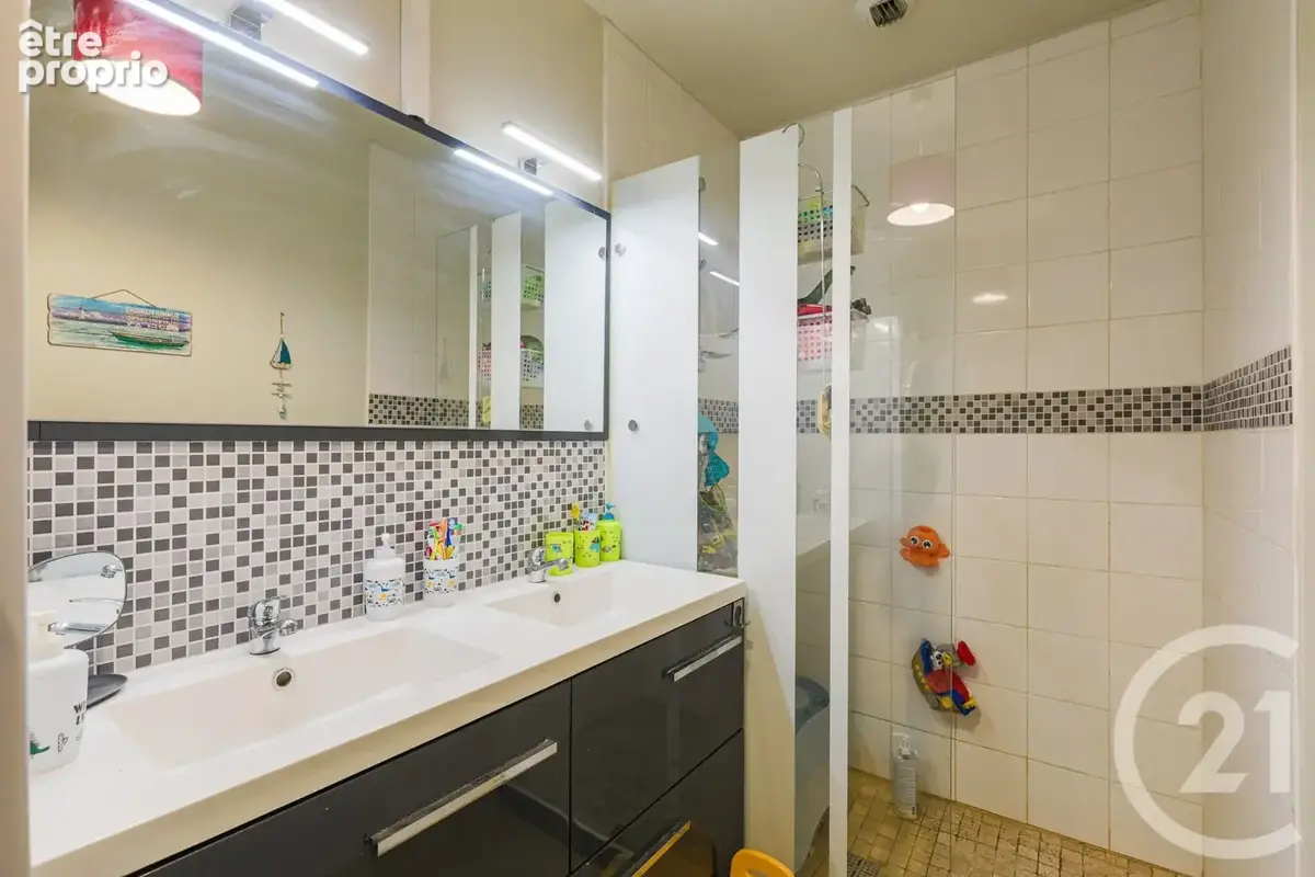 Appartement 83 m² à Fontaine  - photo 11