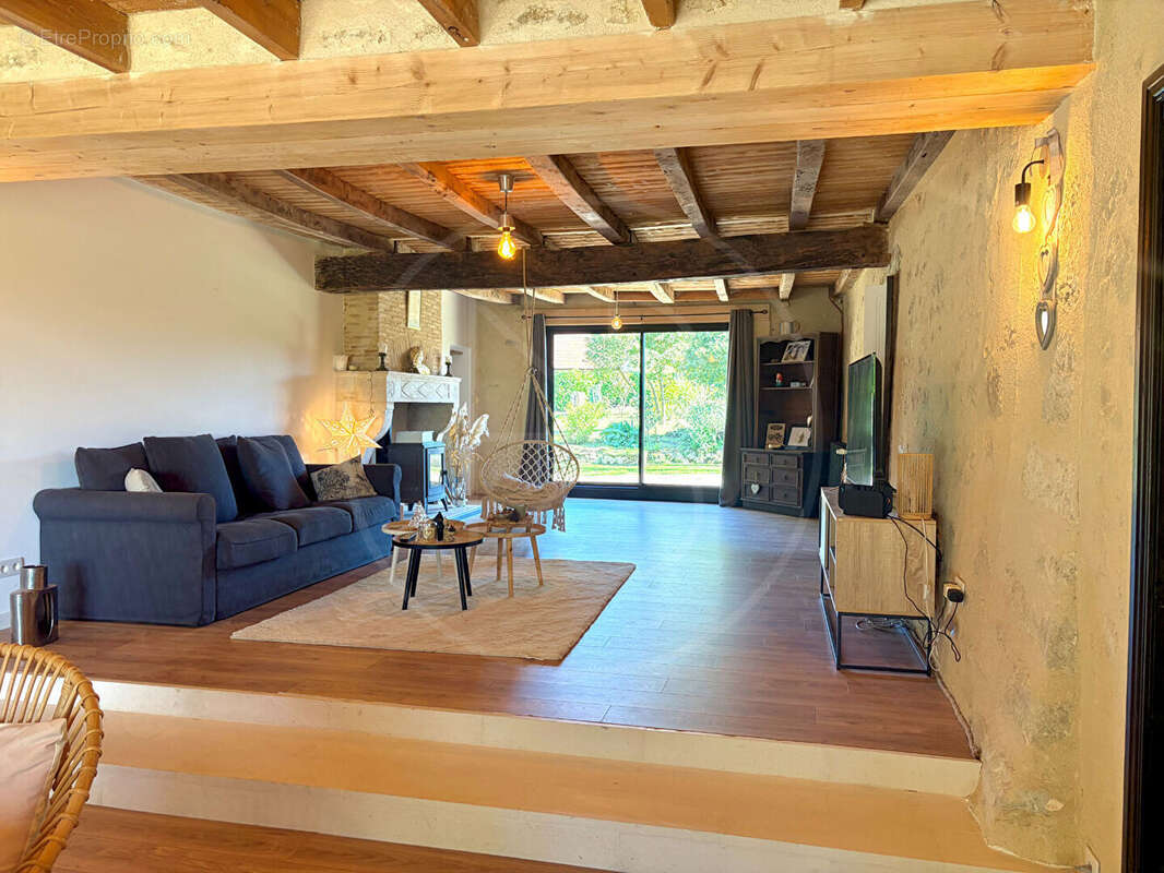 Grande maison familiale rénovée avec charme et modernité - photo 4