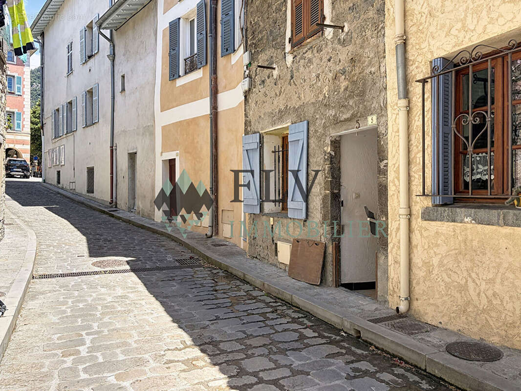 À vendre - Appartement avec terrasse et fort potentiel à La Tour-sur-Tinée - photo 15