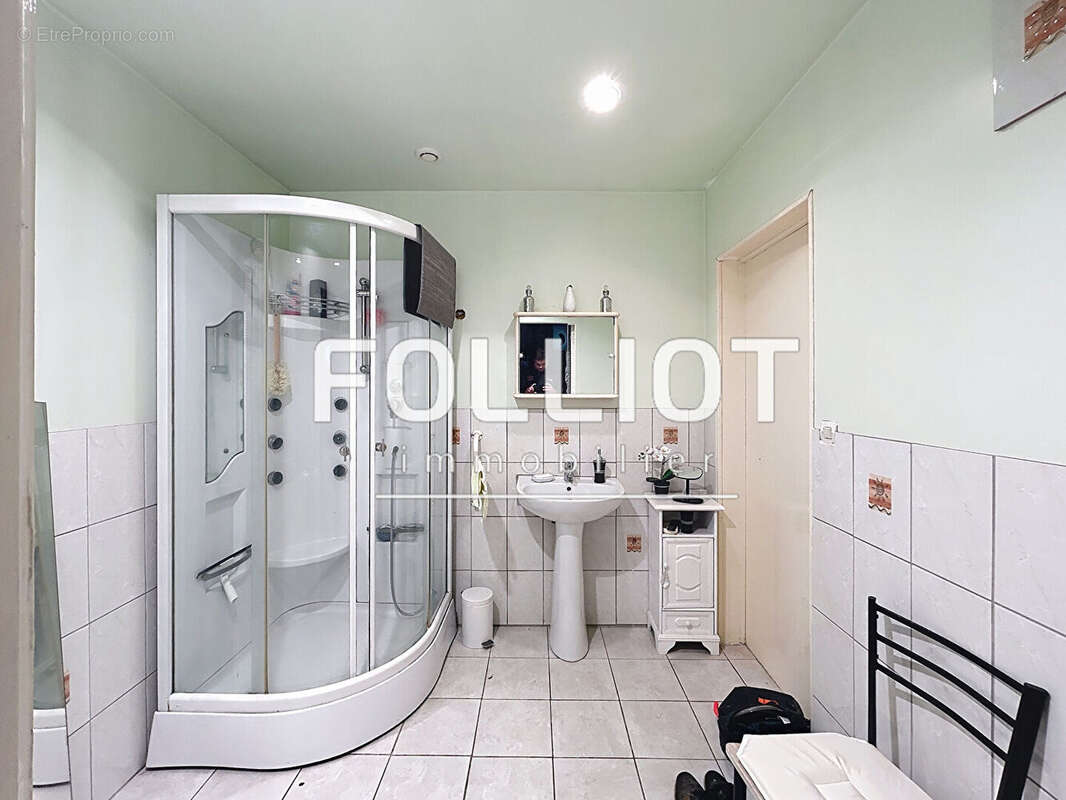 Parking à SAINT-HILAIRE-DU-HARCOUET