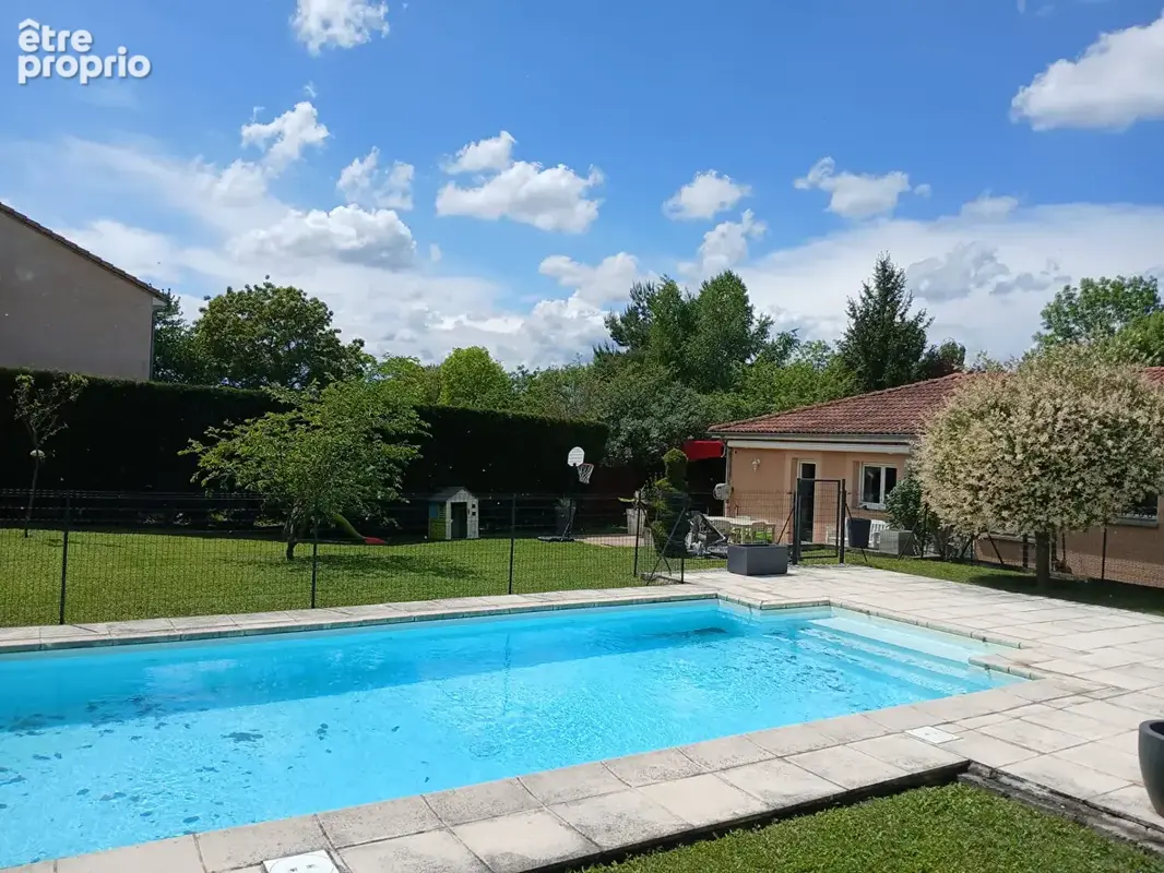 Maison à LES MARTRES-D'ARTIERE