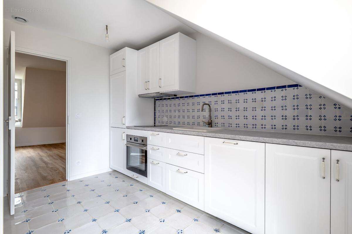 Paris 8-Dernier étage avec ascenseur à deux pas de l'Elysée-63M2 au sol-Appartement rénové et lumineux - photo 4